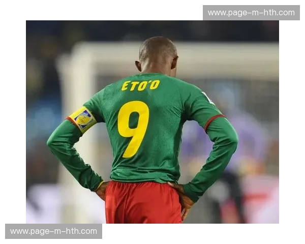 雨中战况胶着，马洛卡球迷高举围巾筑人浪助威